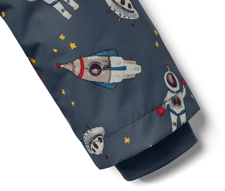 Detail einer dunkelblauen Kinder-Thermo-Regenjacke mit Weltraummuster.