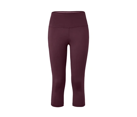 Eine lila 3/4-Sporttight vor einem weißen Hintergrund.