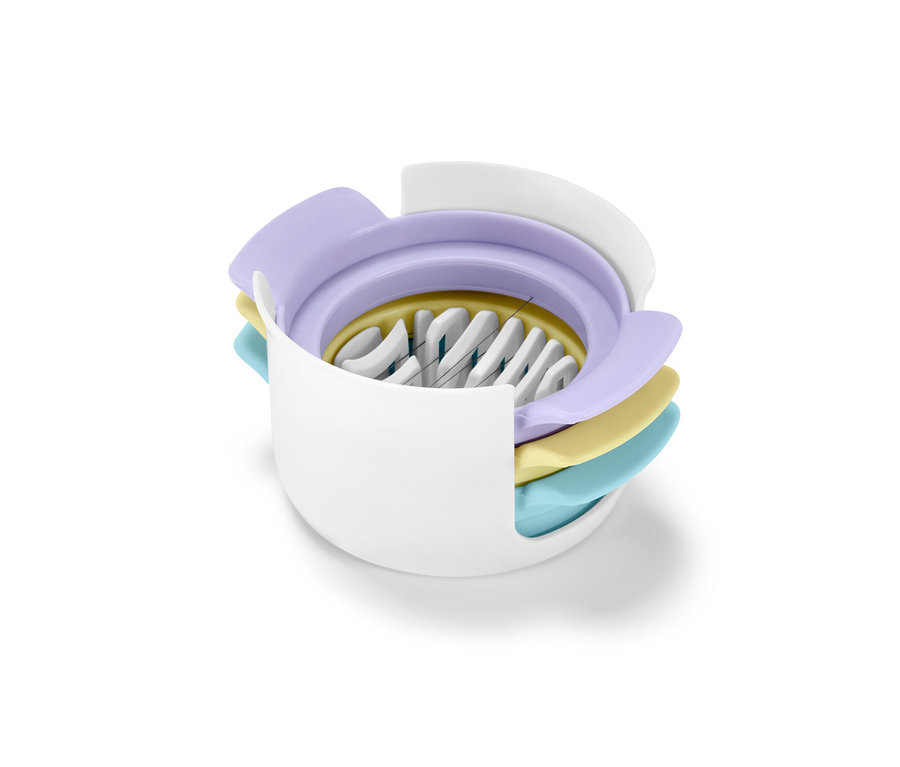 Detailansicht eines 3-in-1-Eierschneiders mit weißem Gehäuse und farbigen Aufsätzen.