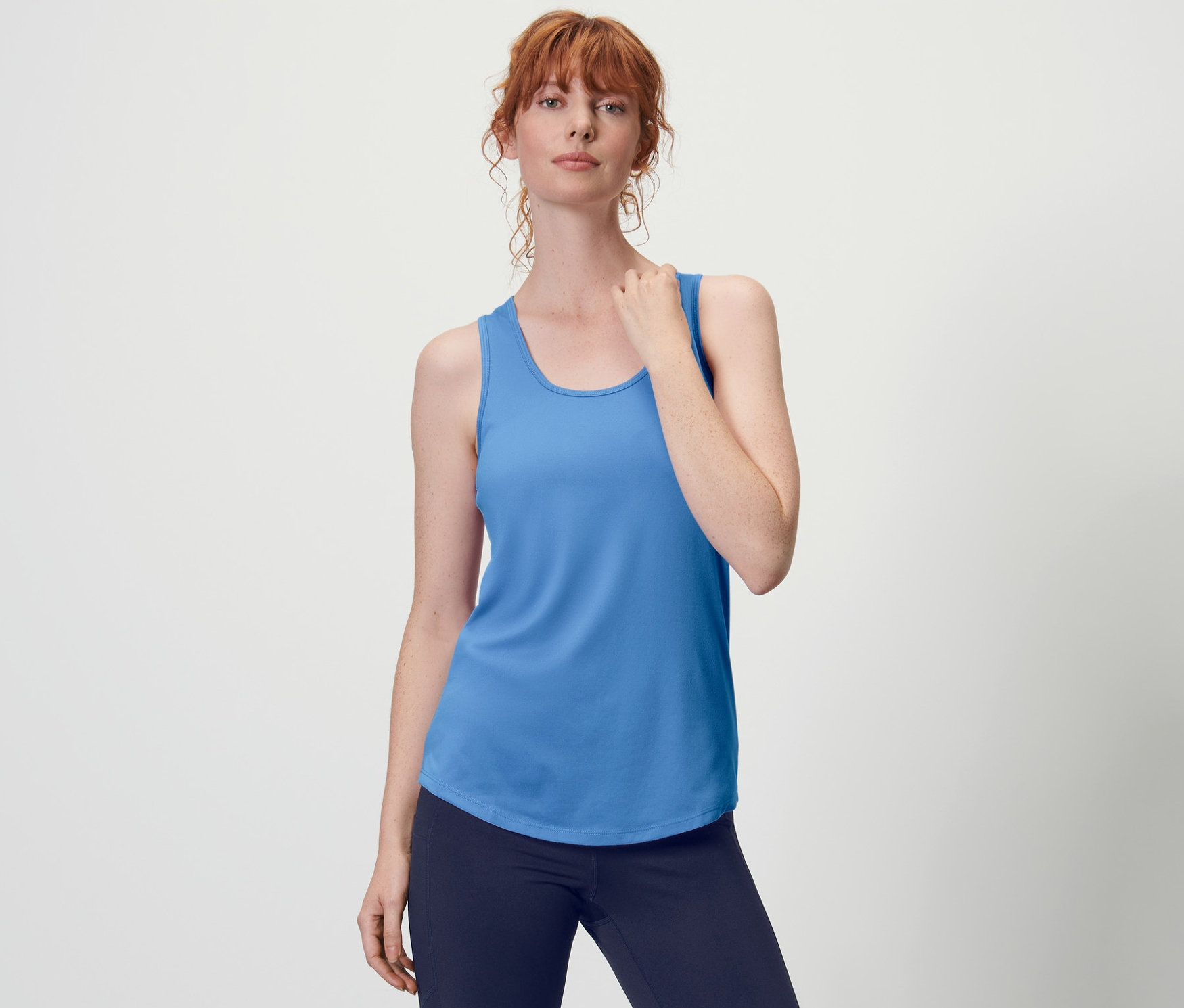 Frau trägt eines von 2 himmelblauen Funktionstops.