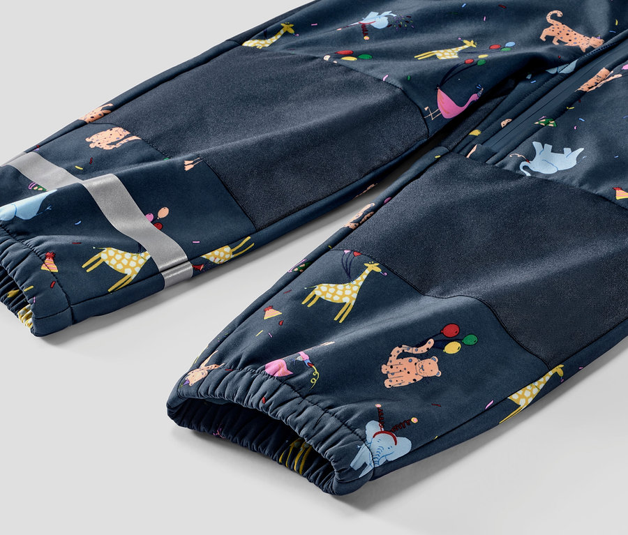 Detailansicht eines Kinder-Softshell-Einteilers mit Tiermotiven.