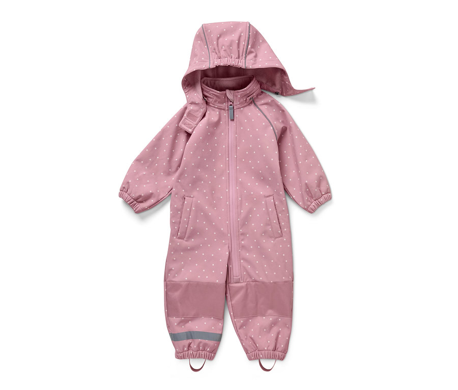 Rosa Kinder-Softshell-Einteiler mit weißen Punkten liegt auf einem weißen Hintergrund.