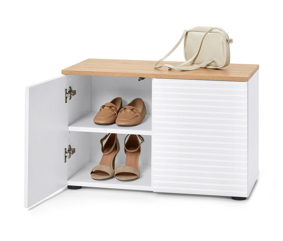 Eine offene, weiße Sitzbank mit Stauraum, darauf eine beige Handtasche, darin Schuhe.