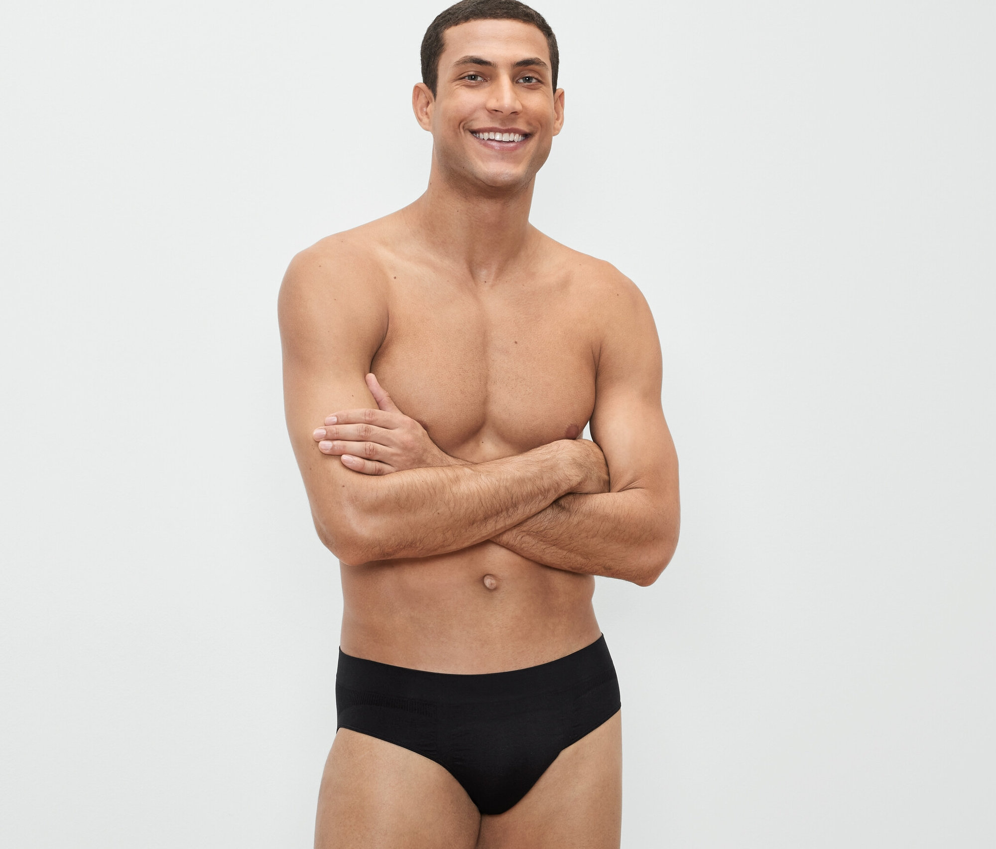 Mann posiert mit verschränkten Armen in schwarzen 3 Seamless-Slips.