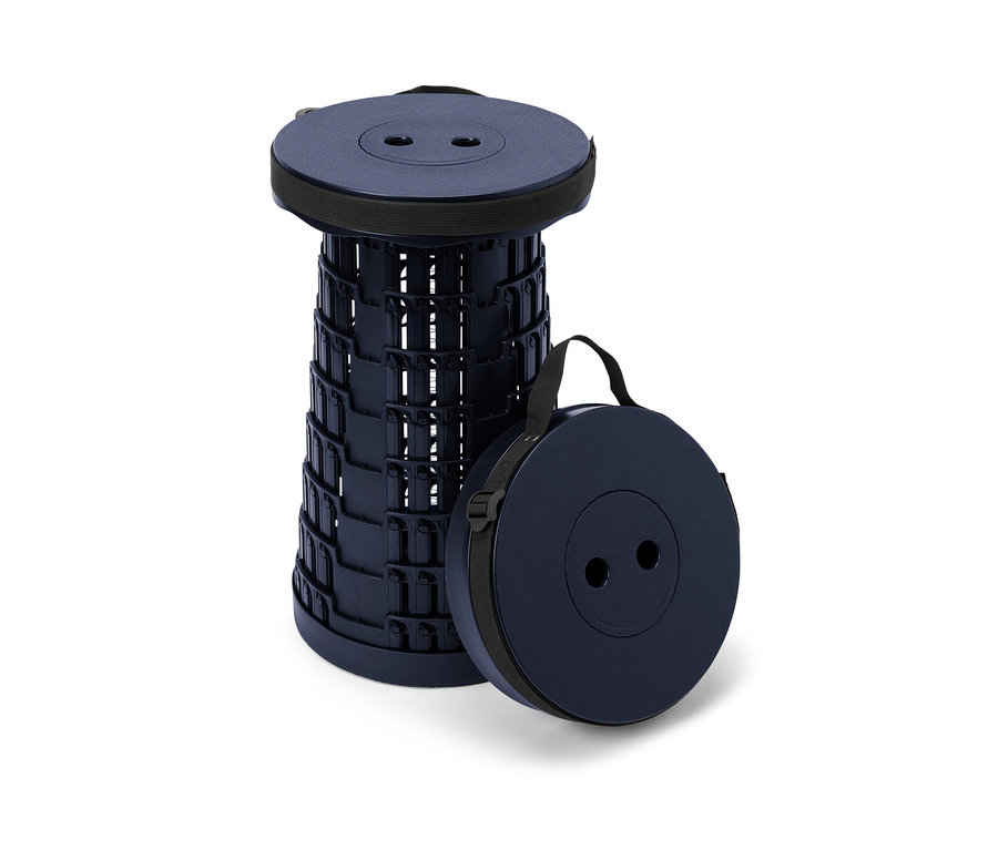 Ein zusammengeklappter und ein auseinandergezogener Teleskop-Camping-Hocker nebeneinander.
