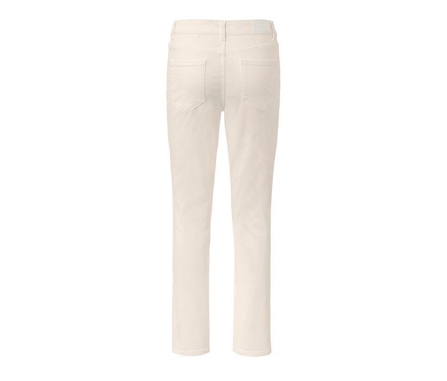 Detailansicht der Rückseite einer cremeweißen Jeans im Fit Emma.