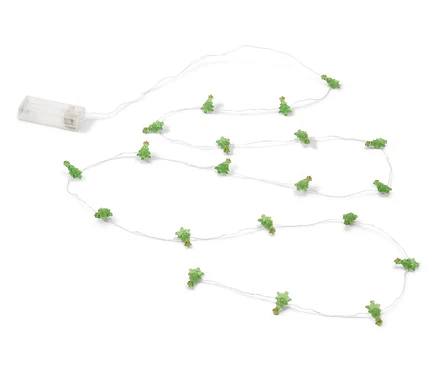 Lichterkette mit kleinen grünen Weihnachtsbäumen auf weißem Hintergrund.