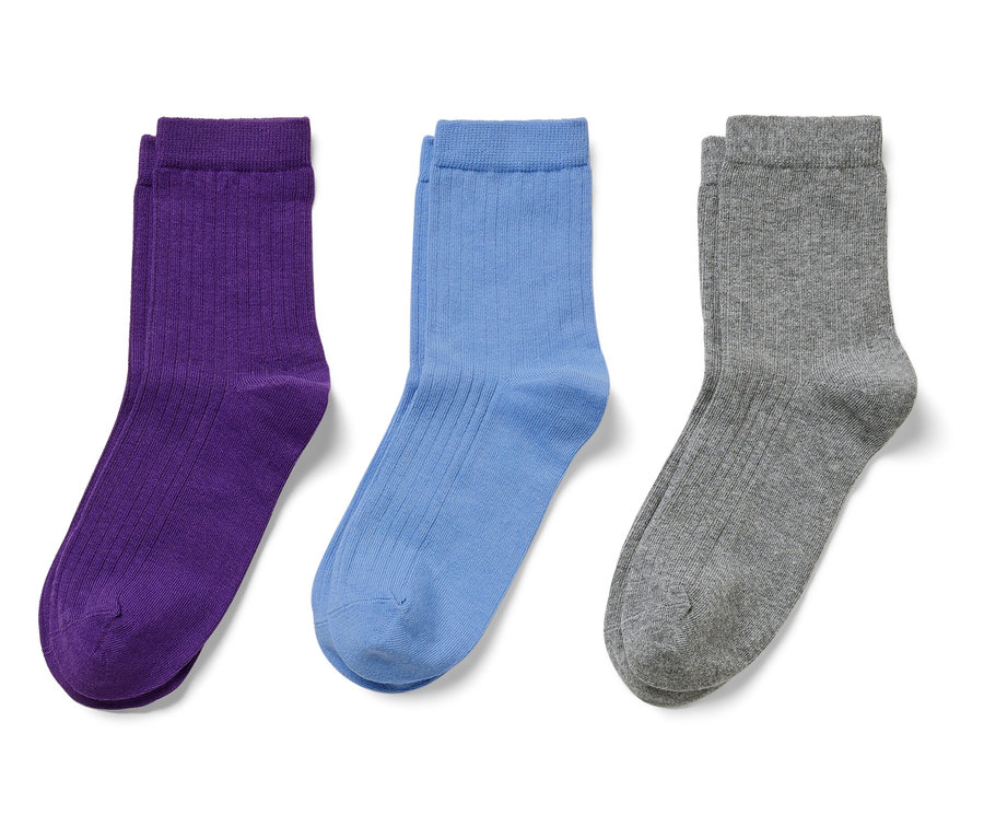 Drei Paar Socken: lila, blau und grau.