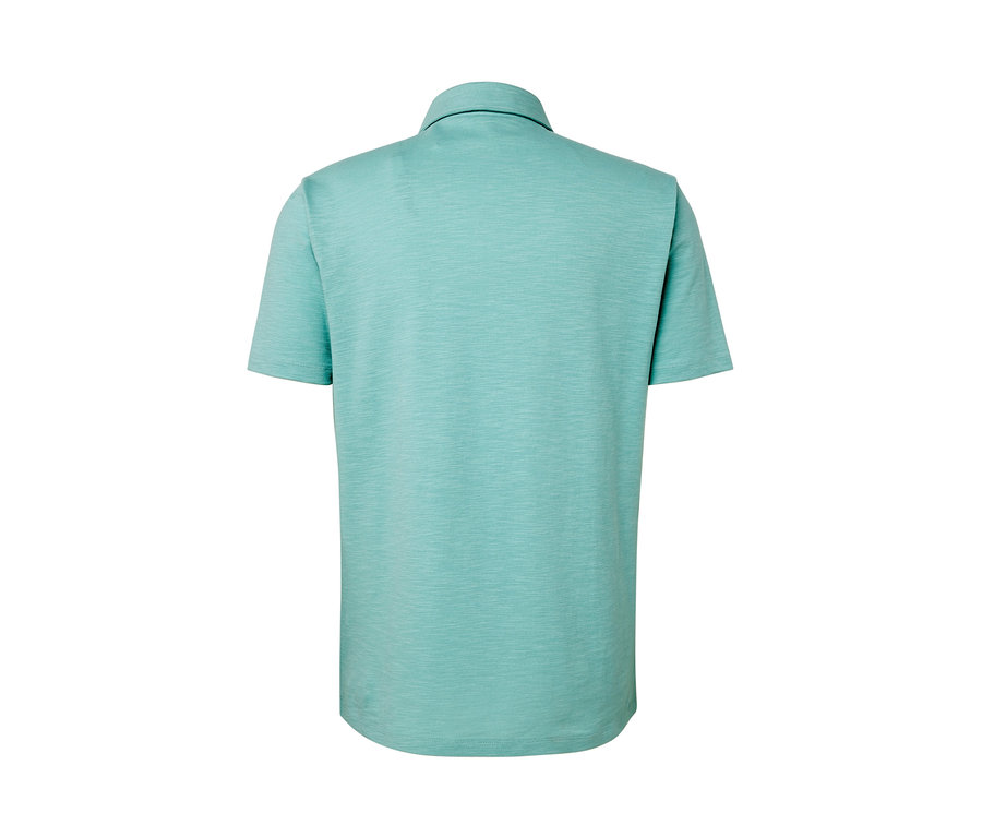 Rückansicht eines grünen Poloshirts.