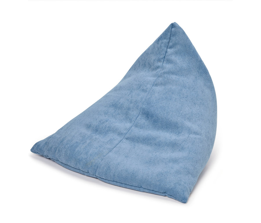 Ein hellblauer, dreieckiger Sitzsack.
