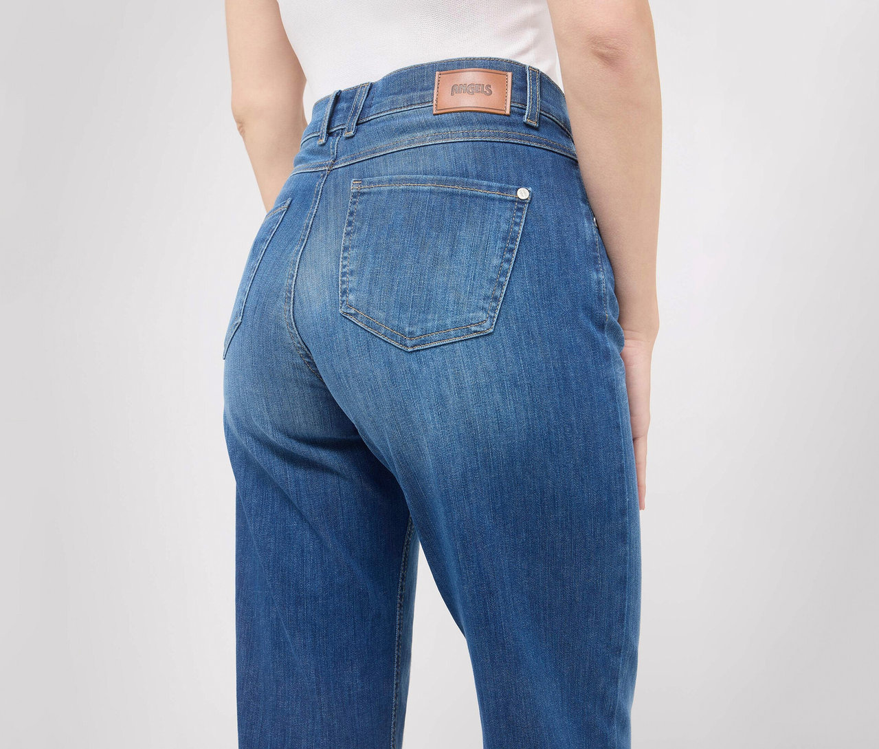 Nahaufnahme der Rückseite einer Person, die Angels Jeans »Liz« Wide Leg in Mid Blue Used trägt.