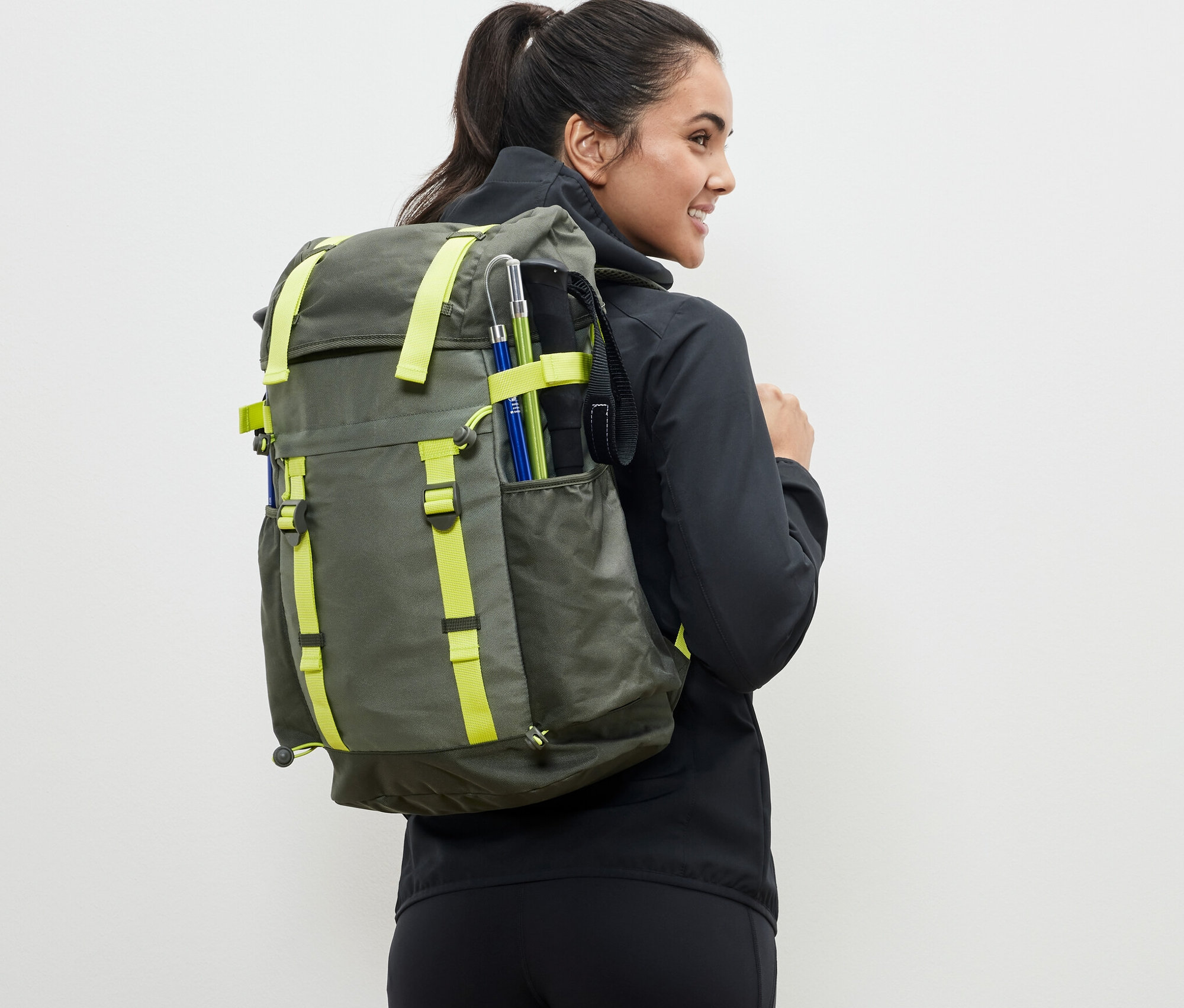 Frau trägt Outdoor-Rucksack.