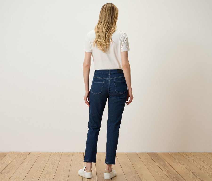 Eine Frau von hinten trägt eine Straight Jeans – Fit »Juna«.