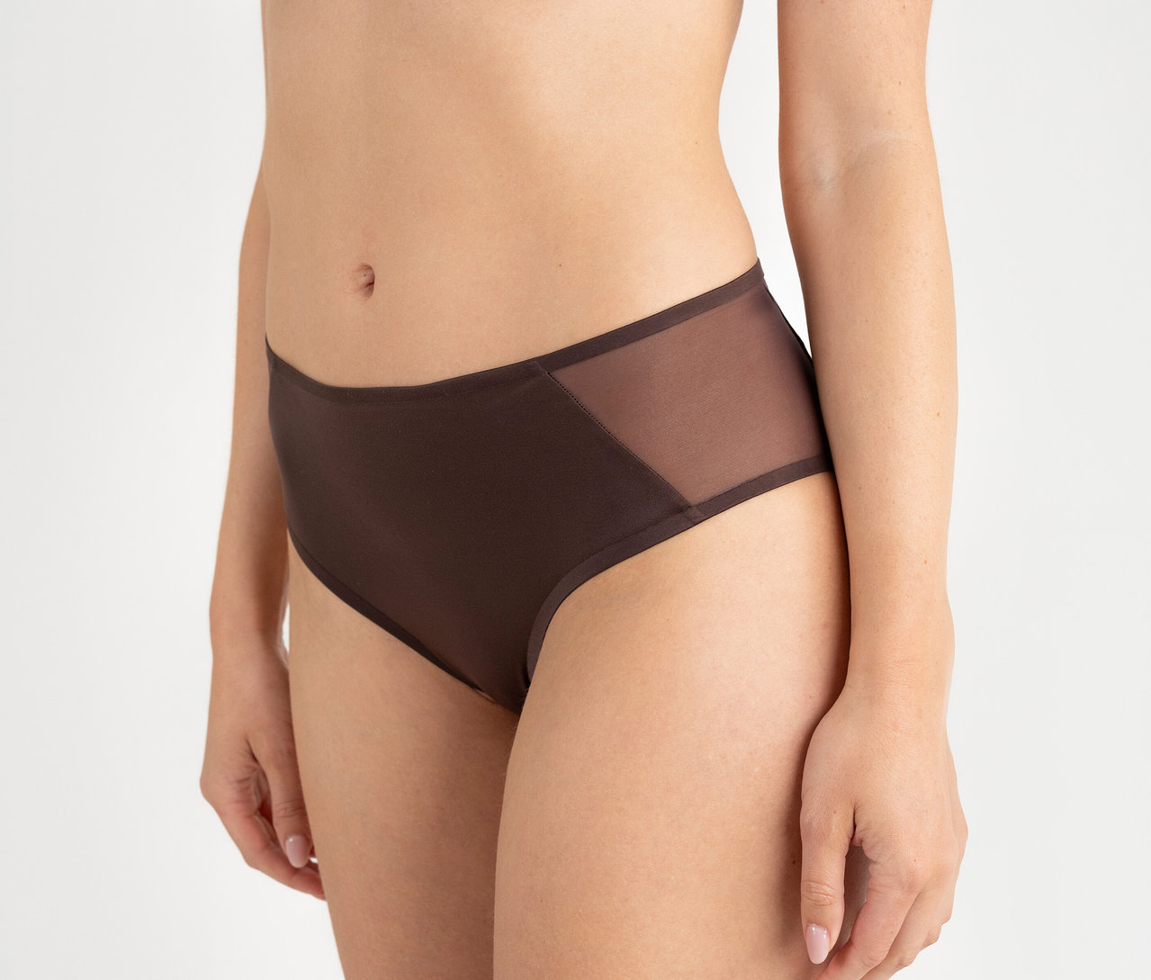 Eine Person trägt einen dunkelbraunen Passionata High Waist Slip „Bianca“ mit seitlichen Mesh-Einsätzen.