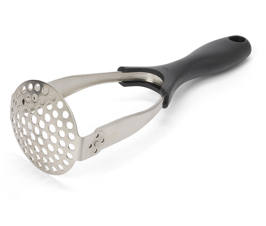 Kartoffelstampfer aus Edelstahl mit schwarzem Griff auf weißem Hintergrund.