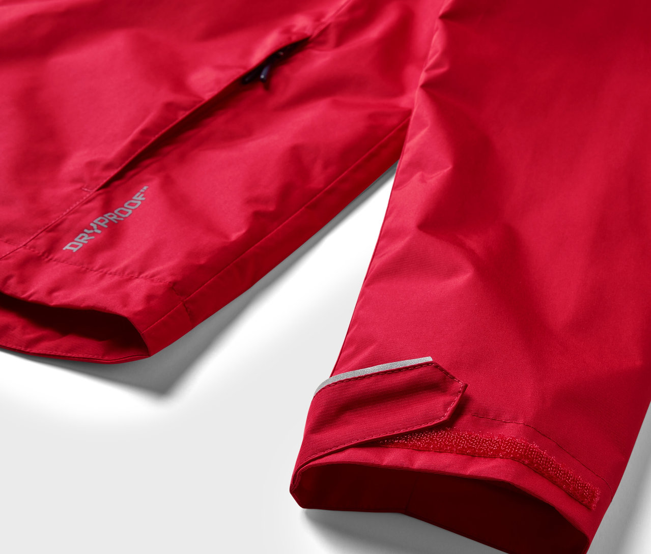 Detailaufnahme einer roten Regenjacke.