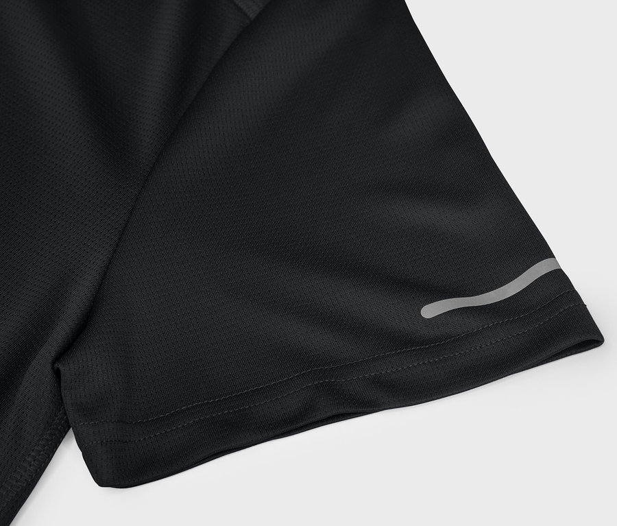 Detailaufnahme eines schwarzen Sport-T-Shirts mit kurzem Ärmel und reflektierendem Detail.