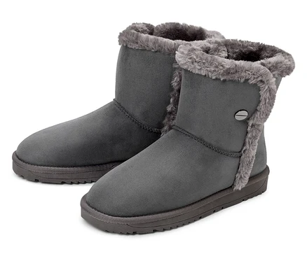 Zwei graue Stiefeletten mit Pelzbesatz.