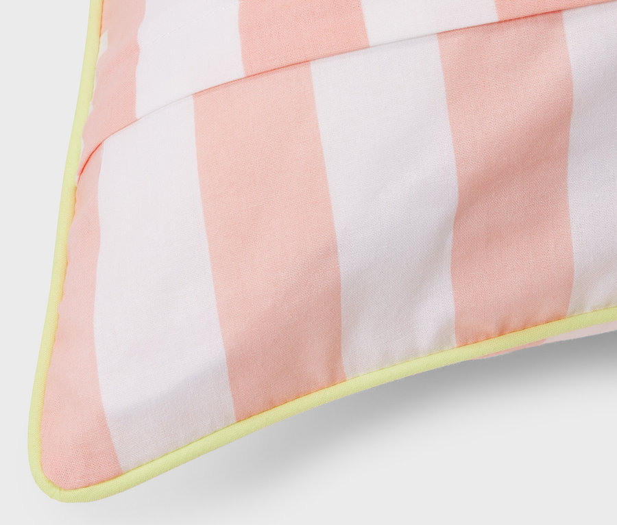 Detailansicht von rosa Renforcé-Bettwäsche in Normalgröße mit weißen Streifen und gelbem Rand.