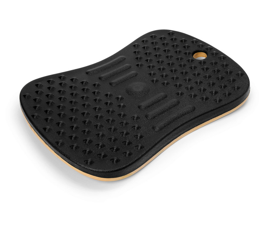 Ein schwarzes Balance Board mit Noppenmuster liegt auf einem weißen Untergrund.