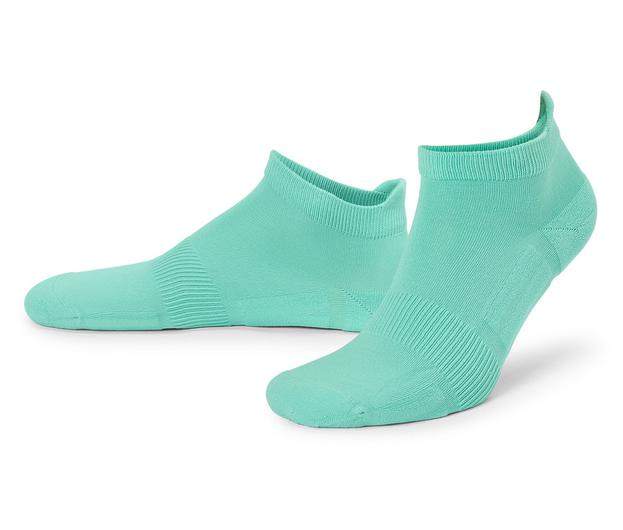 Zwei helltürkise, kurze Socken liegen auf einem weißen Untergrund.