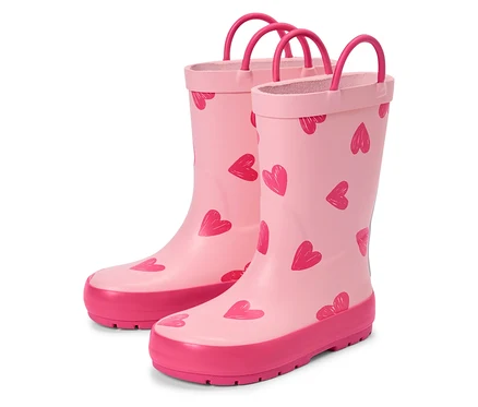 Zwei rosa Gummistiefel mit Herzmuster stehen nebeneinander.