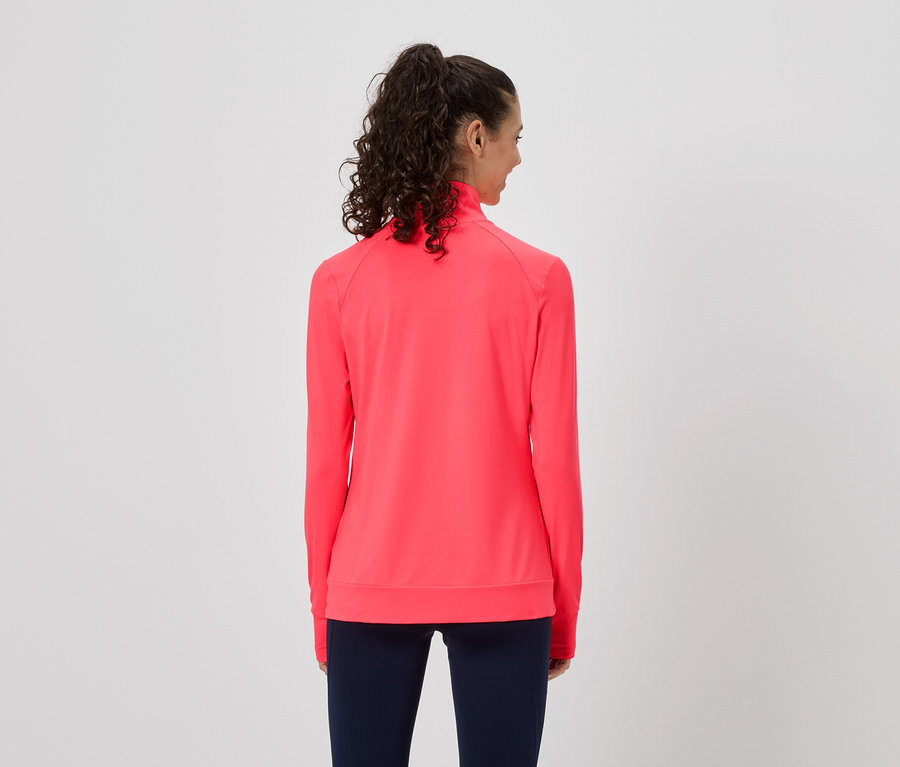 Rückansicht einer Frau mit Pferdeschwanz, die eine korallenrote Trainingsjacke und marineblaue Leggings trägt.