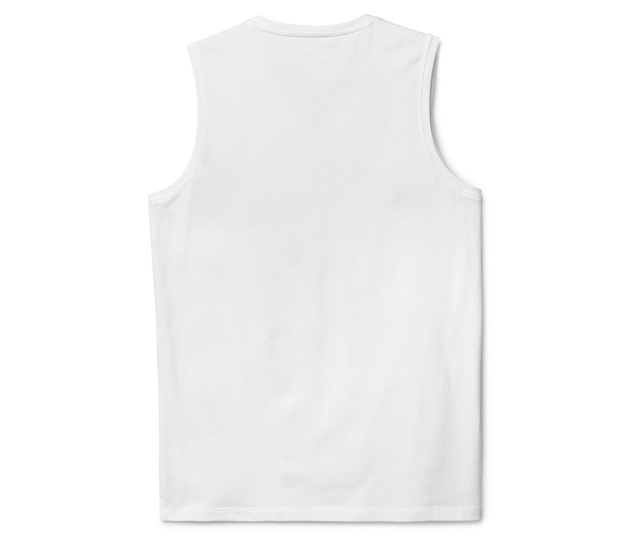 Ein weißes Tanktop liegt flach auf einer weißen Oberfläche.
