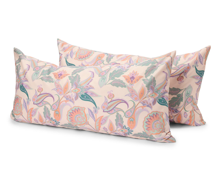 Drei rechteckige Kissen mit einem hellen, floralen Muster liegen übereinander.