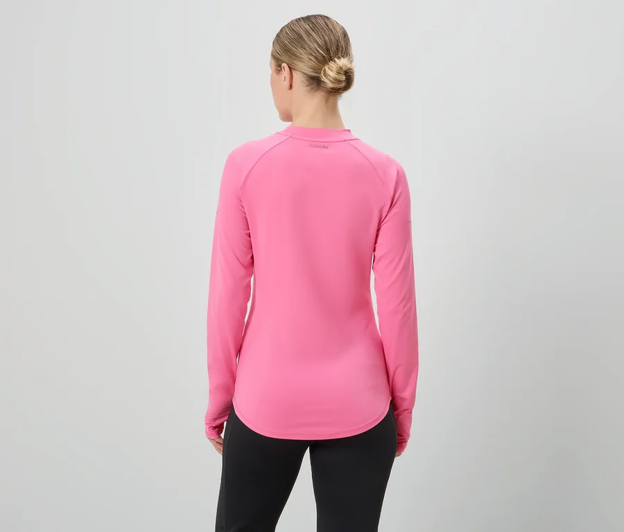 Rückansicht einer Frau mit Duttfrisur, die ein pinkes Langarmshirt und eine schwarze Hose trägt.