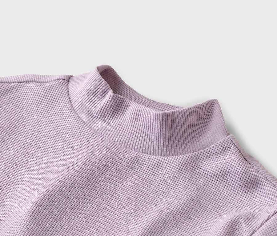 Nahaufnahme eines lila, gerippten Rollkragensweaters.
