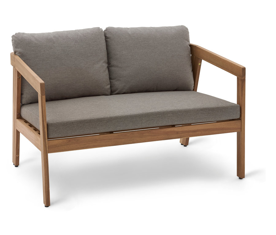 Ein Zweisitzer-Sofa mit hellbraunem Holzrahmen und grauen Kissen.