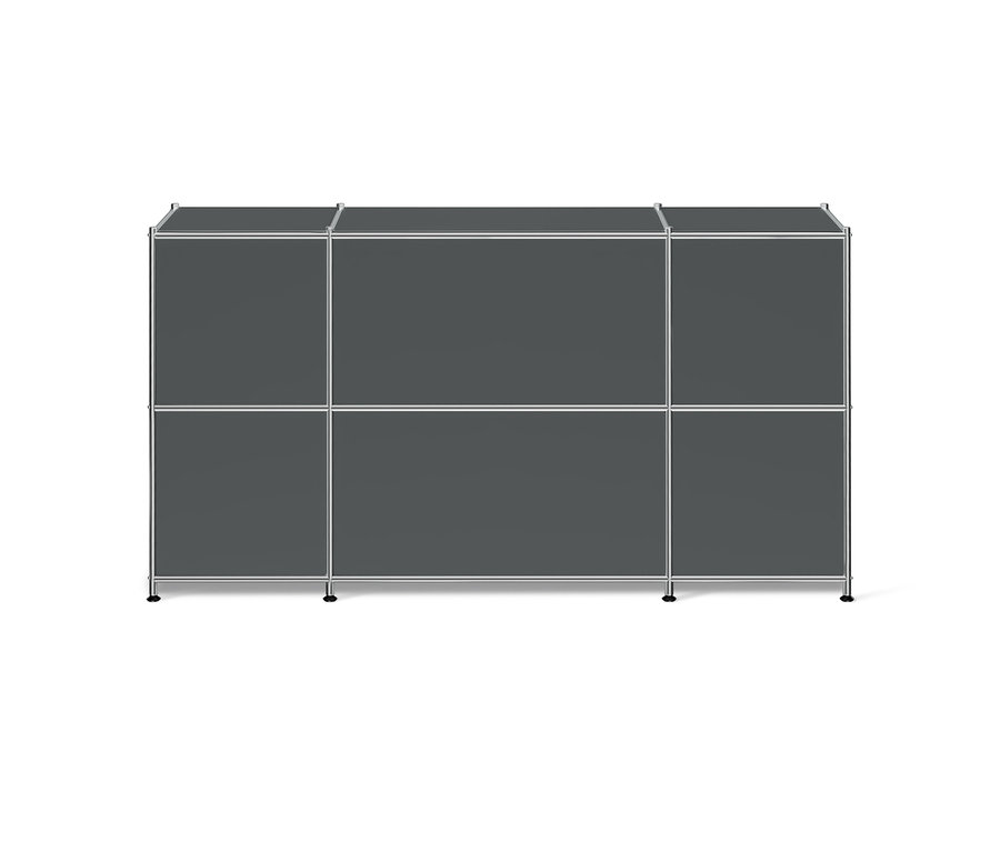 Ein dunkelgraues, modulares Regal mit silbernem Rahmen, zwei Reihen und drei Spalten, auf kleinen schwarzen Füßen vor weißem Hintergrund.