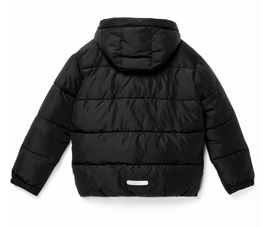 Schwarze Kapuzen-Steppjacke mit horizontaler Steppung und einem reflektierenden Streifen am hinteren Saum.