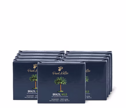 Neun Packungen Privat Kaffee Brazil Mild gemahlen, je 500 g, sind nebeneinander gestapelt.