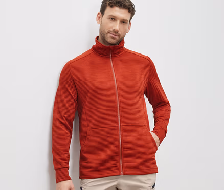Mann trägt rote Funktionsjacke.