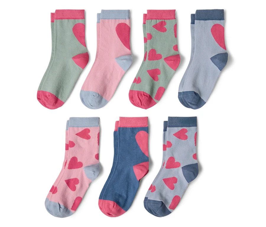 Mehrfarbige Socken mit Herzmuster.