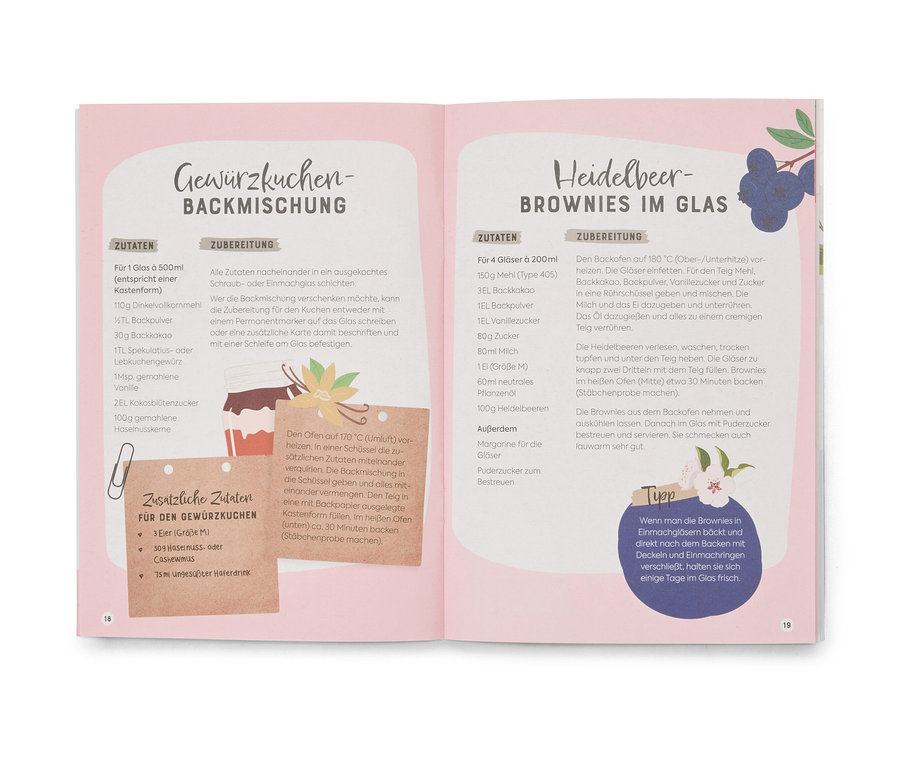Kochbuchseiten mit Rezepten für Gewürzkuchen-Backmischung und Heidelbeer-Brownies im Glas, mit dem Buch "Küchenetiketten".