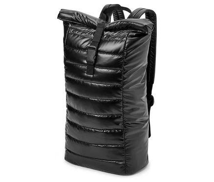 Ein schwarzer, gesteppter Rucksack mit Rollverschluss und schwarzem Riemen auf weißem Hintergrund.