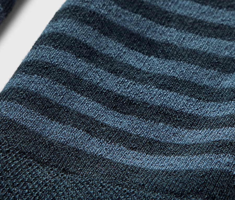 Detailaufnahme von 2 gestreiften Kinder-Thermoleggings.