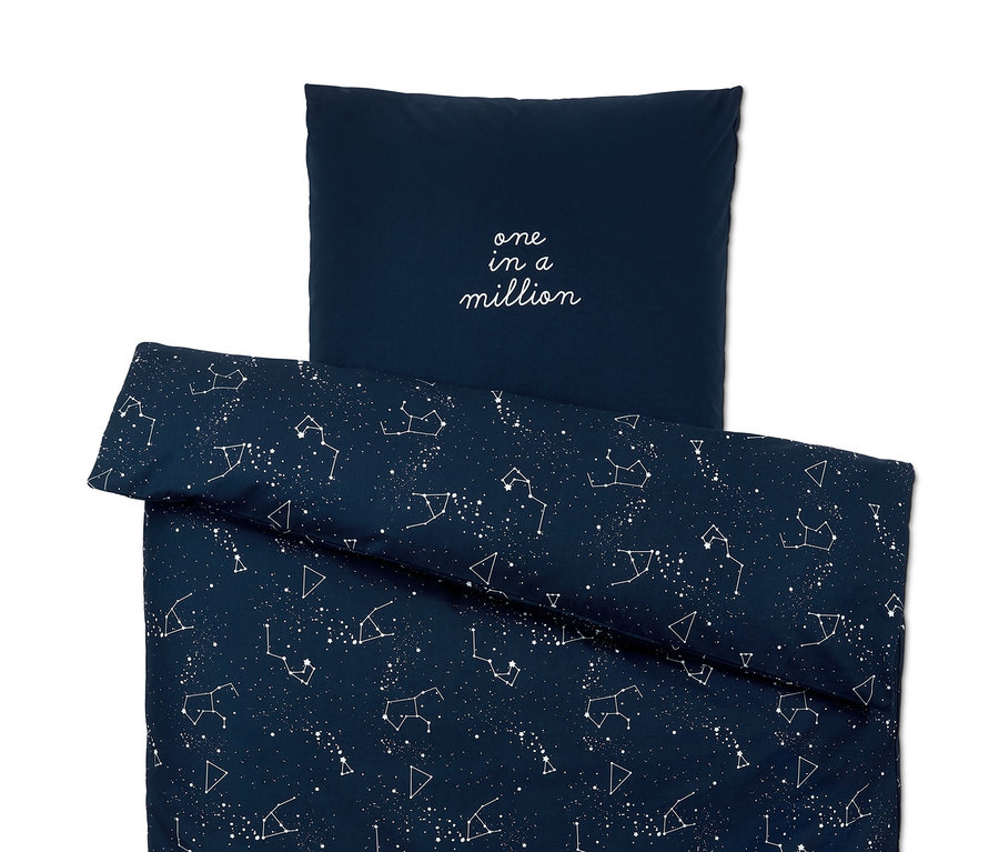 Dunkelblaue Renforcé-Bettwäsche mit Sternbildmuster und dem Schriftzug "one in a million".