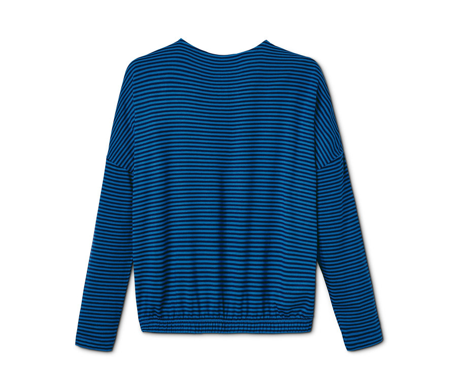 Blau gestreiftes Langarmshirt.