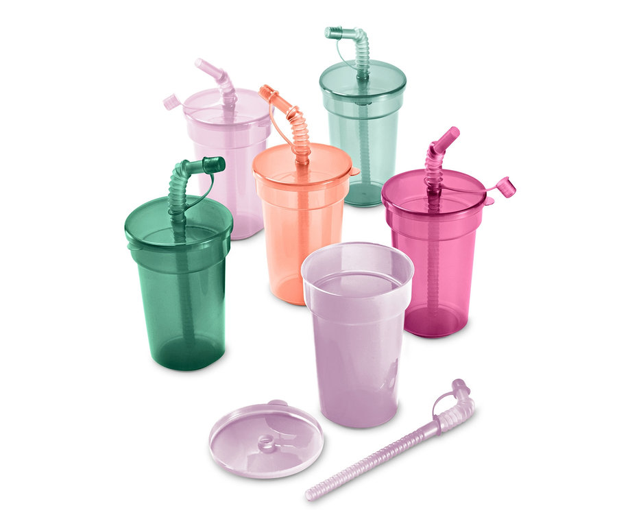 Ein Kinderbecher-Set mit bunten Bechern, Strohhalmen und Deckeln.