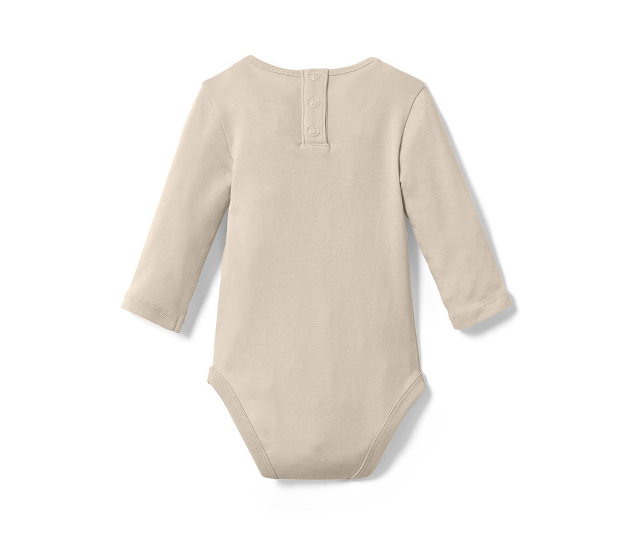 Ein einzelner, hellbrauner Babybody mit langen Ärmeln liegt auf einem weißen Hintergrund. Auf der Rückseite befinden sich drei Knöpfe.