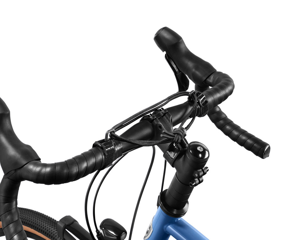 Detailaufnahme eines blauen Fahrrads mit schwarzem Lenker und Lenkerspannband.