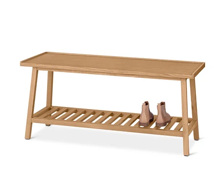 Eine Sitzbank mit Ablage und Schuhen.
