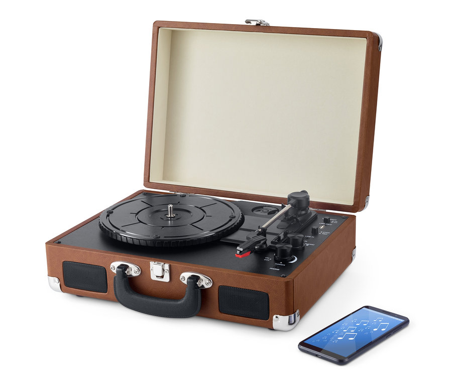 Ein brauner, tragbarer Retro-Plattenspieler mit Bluetooth® und ein Handy mit Noten auf dem Display.