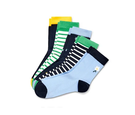 Fünf Paar mehrfarbige Socken.