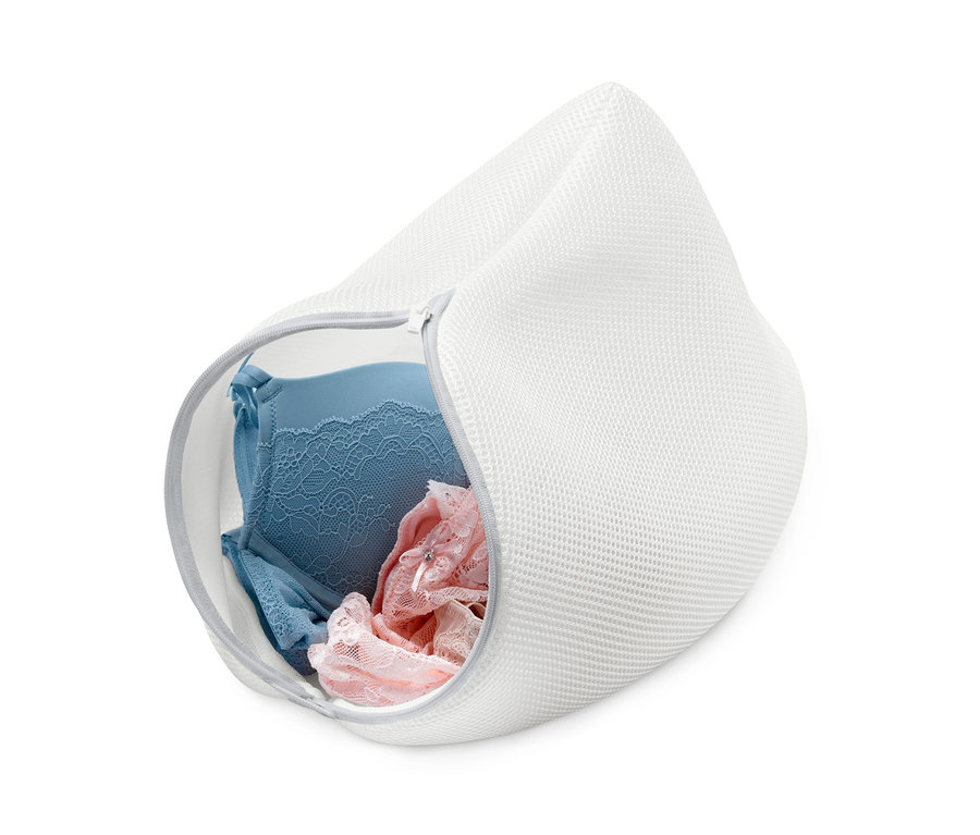 Ein blauer BH und rosa Spitzenunterwäsche befinden sich in einem weißen Wäschenetz.