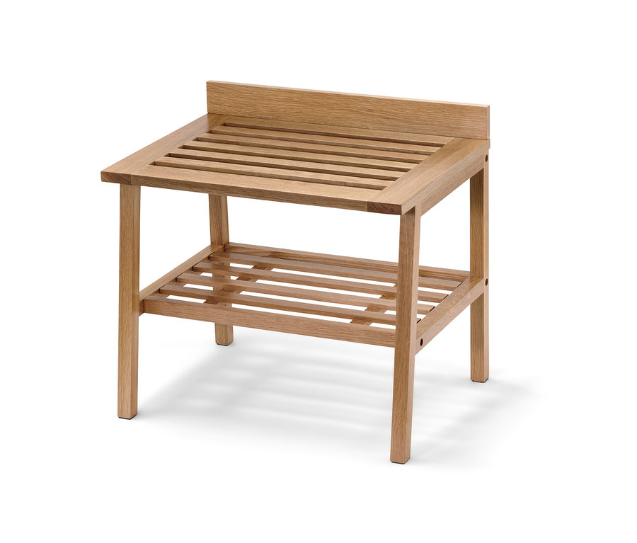 Ein Hocker mit breiten Ablageflächen aus Holz.